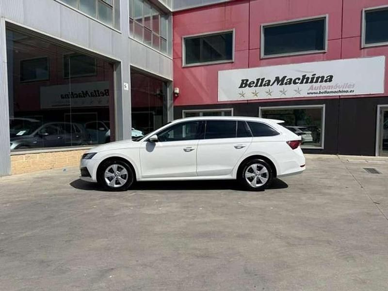 Usado Skoda Octavia Ambition 151 CV (111 kW) 2021 Amarillo Familiar