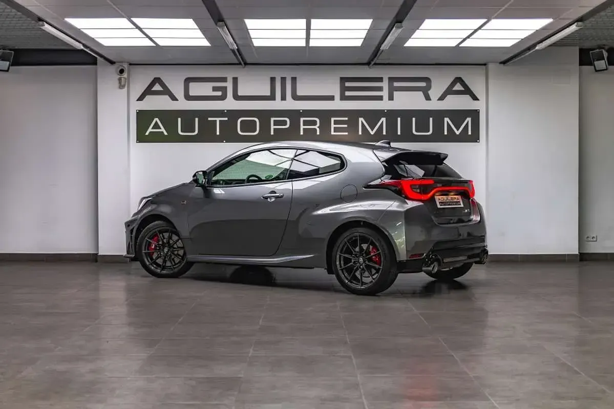 Usado Toyota Yaris 280 CV (205 kW) 2025 Gris Utilitario