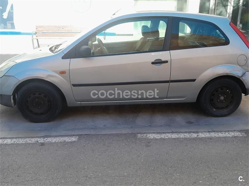 Usado Ford Fiesta 68 CV (50 kW) 2004 Gris / plata Utilitario