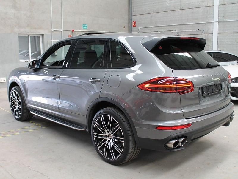 Käytetty Porsche Cayenne S E-Hybrid 416 HP (305 kW) 2015 Harmaa Katumaasturi