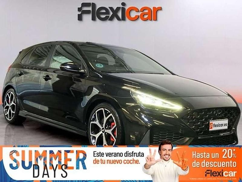 Negro Usado 2023 Hyundai i30 Berlina | 29.990 € (Precio justo) - Imagen 1/4