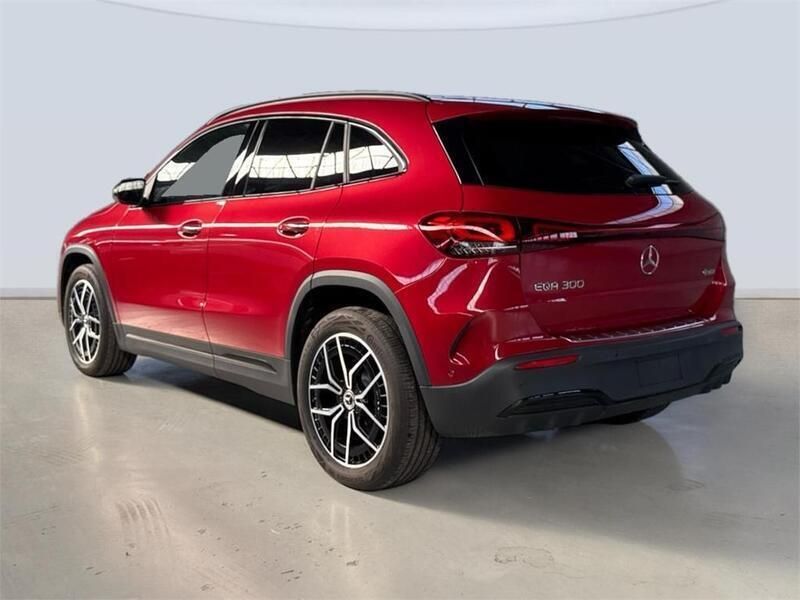 Usado Mercedes EQA300 167 kW (228 CV) 2024 Rojo SUV
