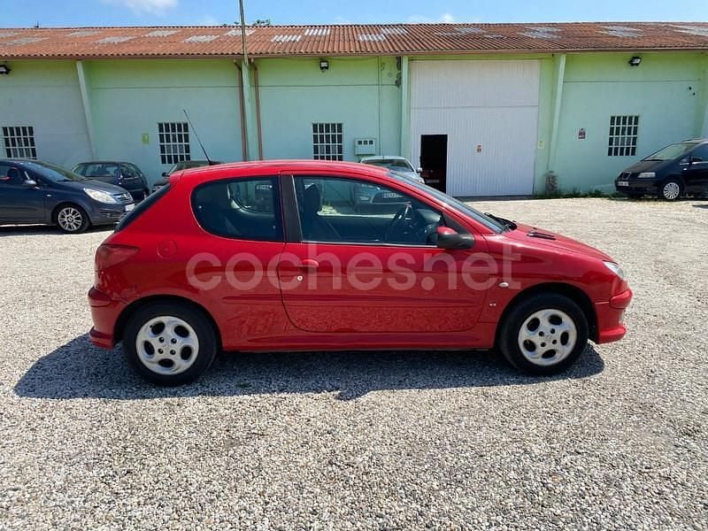 Usado Peugeot 206 75 CV (55 kW) 2003 Rojo Berlina