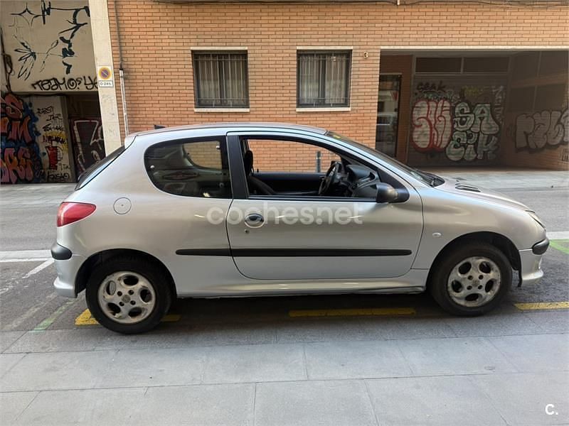 Usado Peugeot 206 75 CV (55 kW) 2001 Gris / plata Berlina