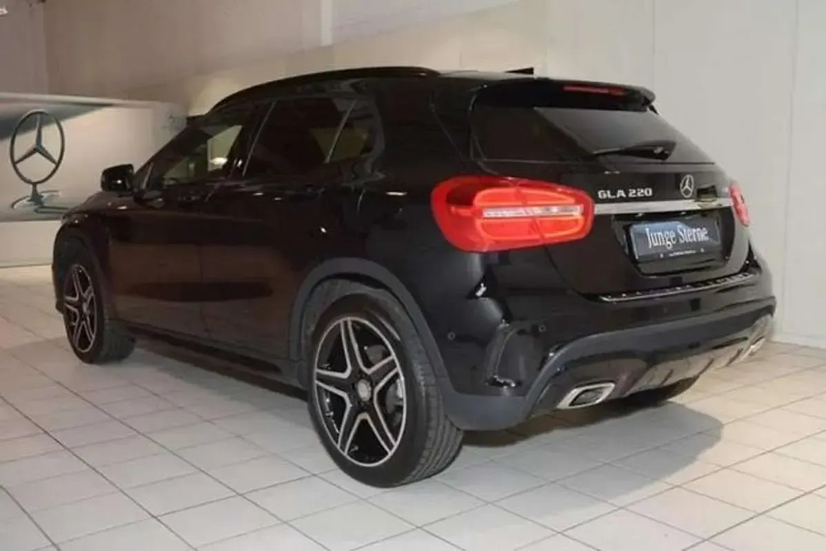Usado Mercedes GLA220 AMG line 170 CV (125 kW) 2014 Negro SUV