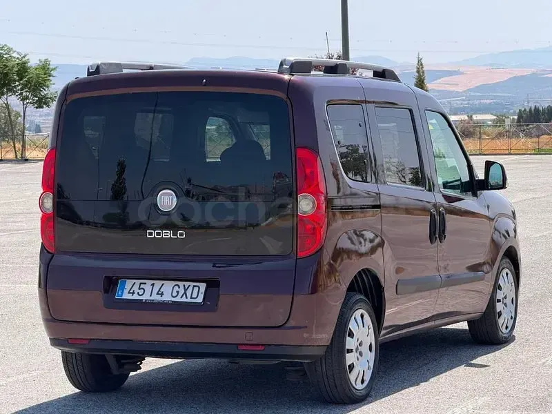 Usado Fiat Doblò Emotion 105 CV (77 kW) 2011 Granate Monovolumen