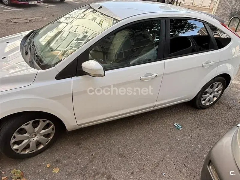Usado Ford Focus Trend 109 CV (80 kW) 2009 Blanco Berlina