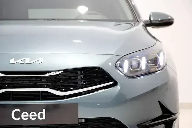 Usado Kia Ceed 100 CV (73 kW) 2024 Gris Utilitario