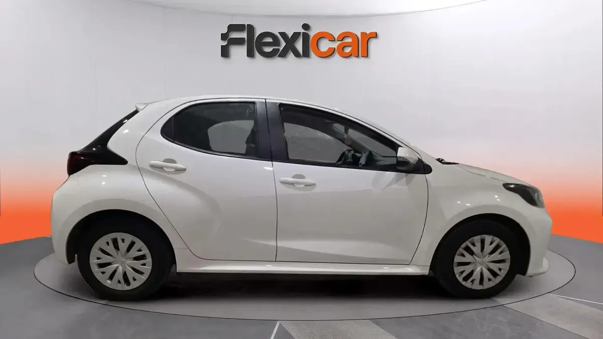 Usado Toyota Yaris Comfort 72 CV (52 kW) 2023 Blanco Utilitario