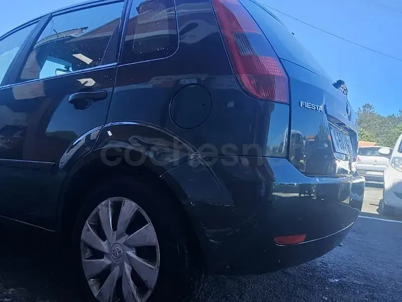 Usado Ford Fiesta Ambiente 68 CV (50 kW) 2003 Verde Utilitario