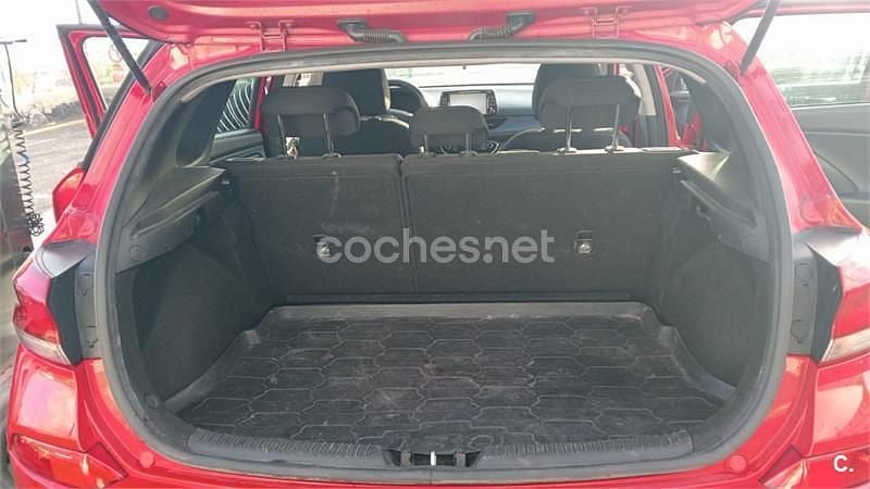Usado Hyundai i30 140 CV (102 kW) 2019 Rojo Berlina