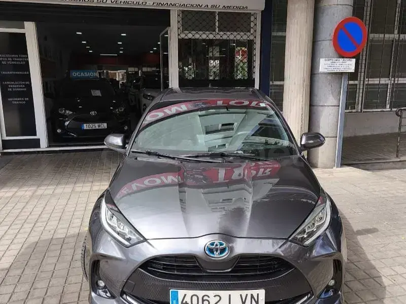 Usado Toyota Yaris Hybrid Edition 116 CV (85 kW) 2021 Gris / plata Berlina