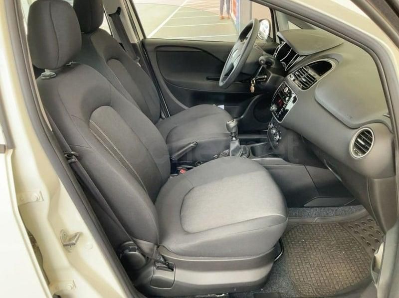 Usado Fiat Punto Young 69 CV (50 kW) 2016 Blanco Berlina