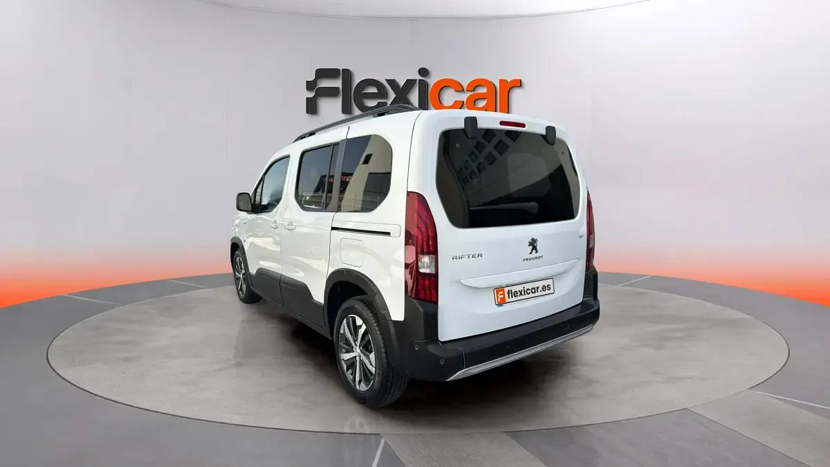 Usado Peugeot Rifter Allure 100 CV (73 kW) 2023 Blanco Monovolumen