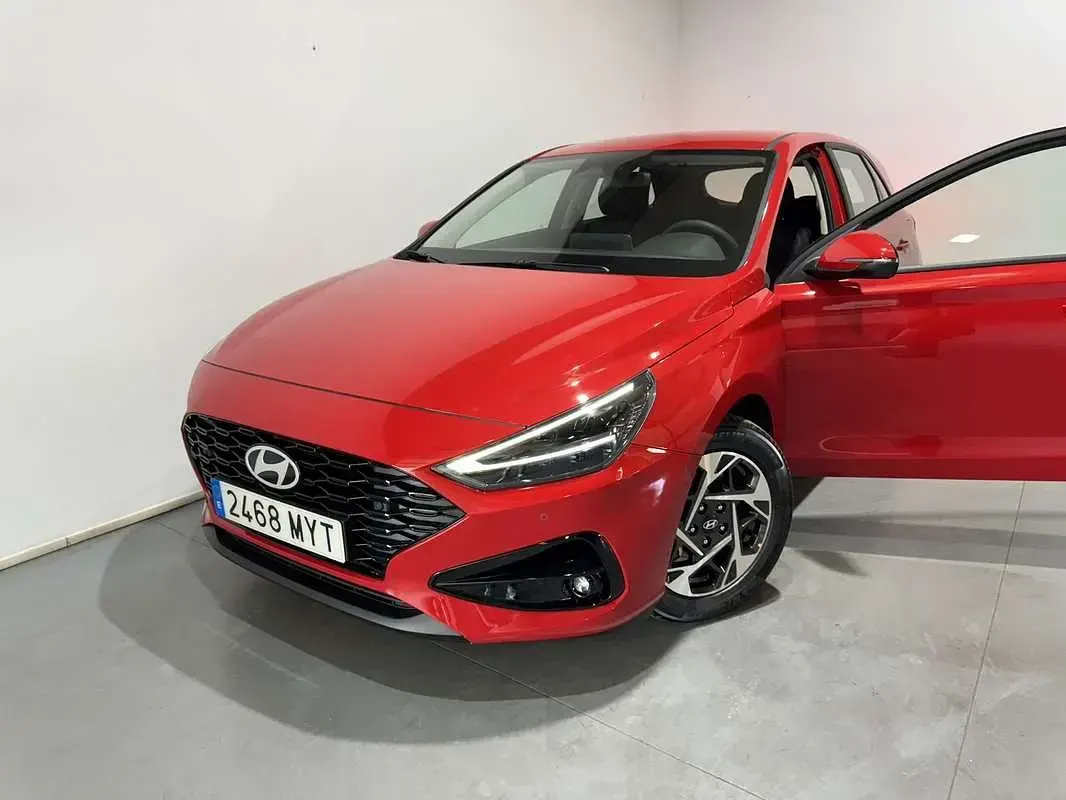 Nuevo Hyundai i30 101 CV (74 kW) 2025 Rojo Familiar