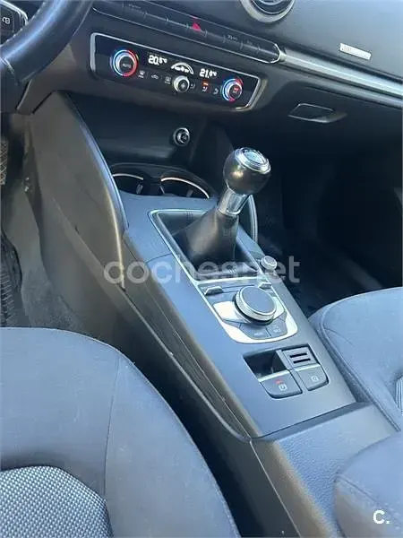 Usado Audi A3 116 CV (85 kW) 2018 Gris / plata Berlina