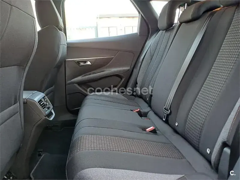 Usado Peugeot 3008 Active 130 CV (95 kW) 2023 Gris / plata SUV