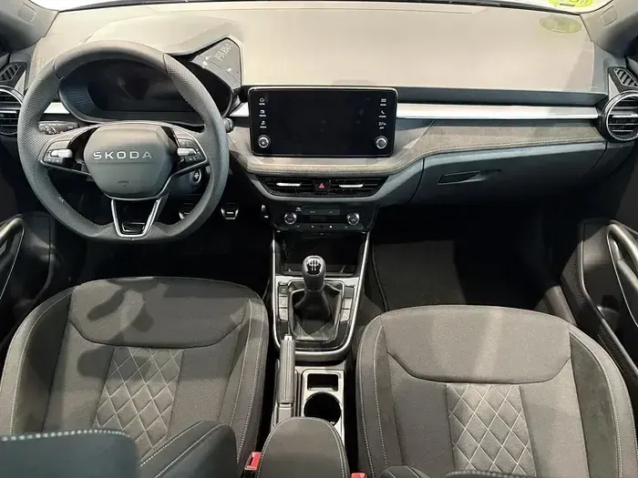 Usado Skoda Fabia Selection 95 CV (69 kW) 2024 Gris plata Utilitario