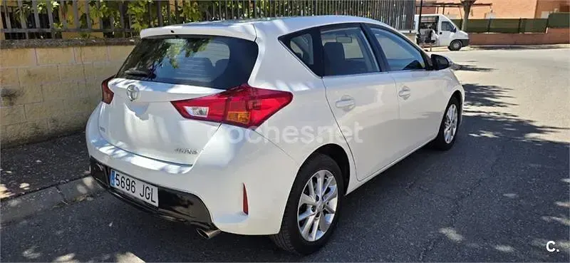 Usado Toyota Auris Active 132 CV (97 kW) 2015 Blanco Berlina
