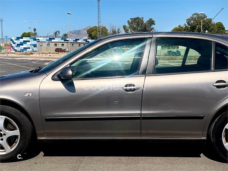 Gris / plata Usado 2004 Seat Leon Stella Berlina | 1950 € (Precio justo) - Imagen 1/4