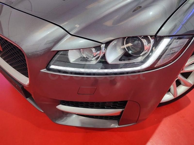 Usado Jaguar XF R-Sport 300 CV (220 kW) 2016 Gris / plata Berlina
