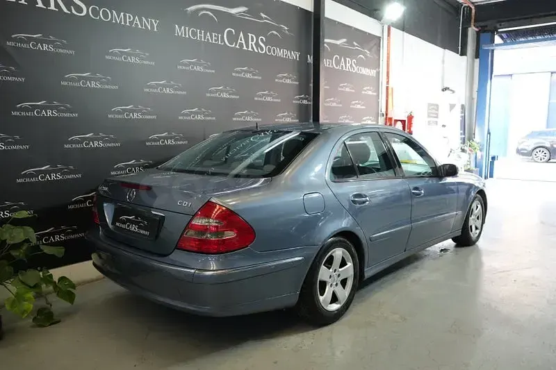 Usado Mercedes E280 Avantgarde 190 CV (139 kW) 2005 Azul Berlina