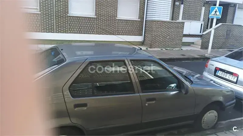 Usado Renault R9 80 CV (58 kW) 1994 Gris / plata Berlina