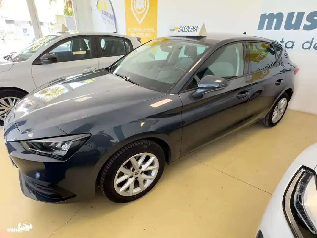 Usado Seat Leon Style 110 CV (80 kW) 2021 Gris Utilitario