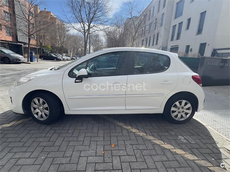 Usado Peugeot 207 75 CV (55 kW) 2010 Blanco Berlina