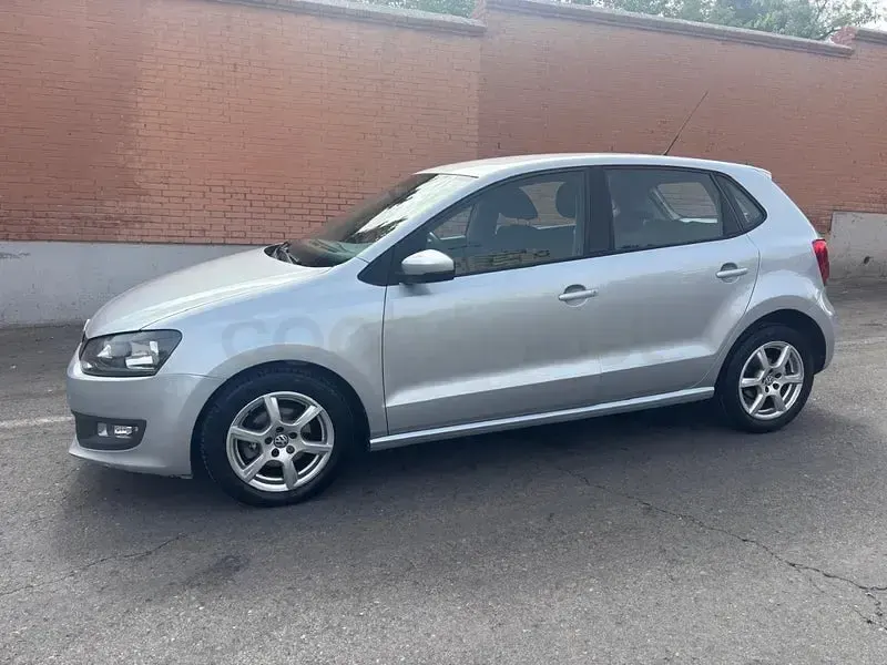 Usado VW Polo Advance 90 CV (66 kW) 2013 Gris / plata Utilitario