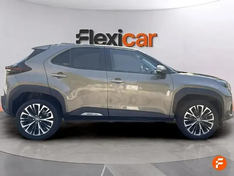 Usado Toyota Yaris Cross Style 116 CV (85 kW) 2022 Gris / plata SUV