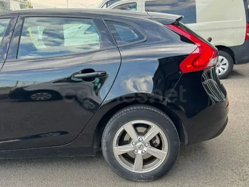 Usado Volvo V40 Inscription 122 HP (89 kW) 2018 Preto Sedan