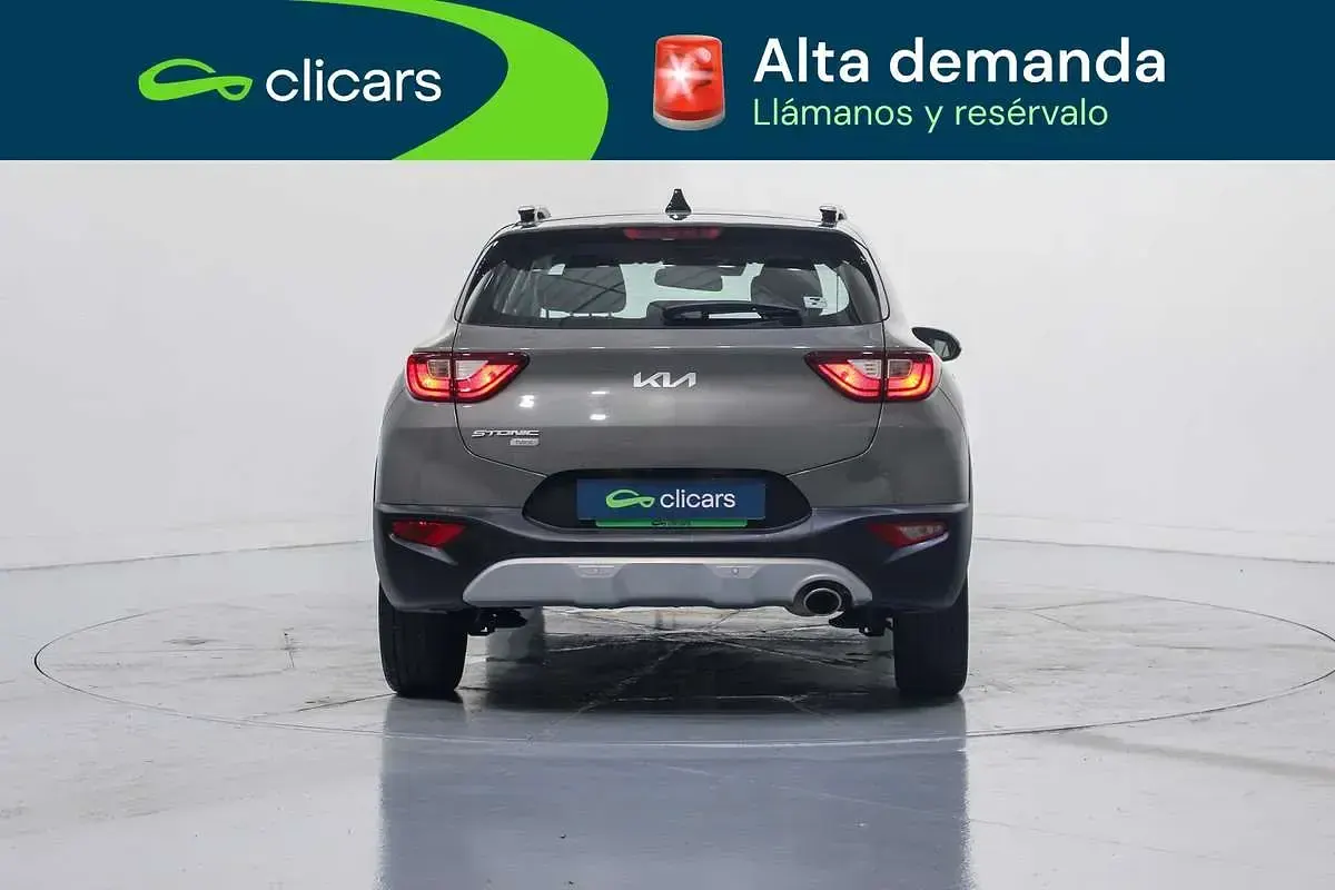 Usado Kia Stonic 120 CV (88 kW) 2023 Gris SUV