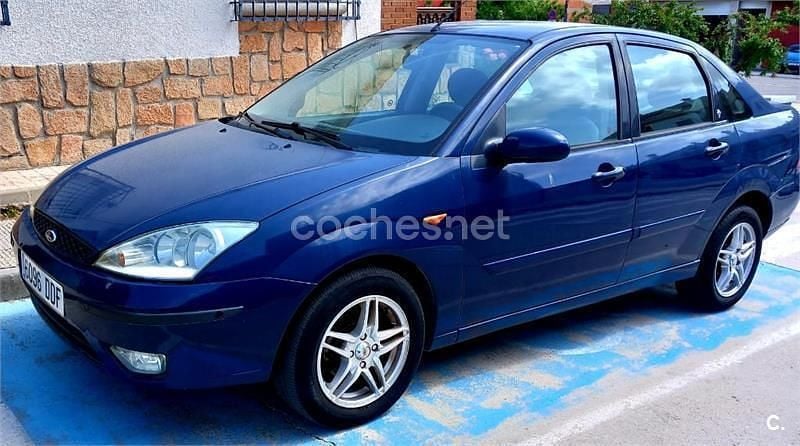 Begagnad Ford Focus Ghia 100 HK (73 kW) 2004 Blå Sedan