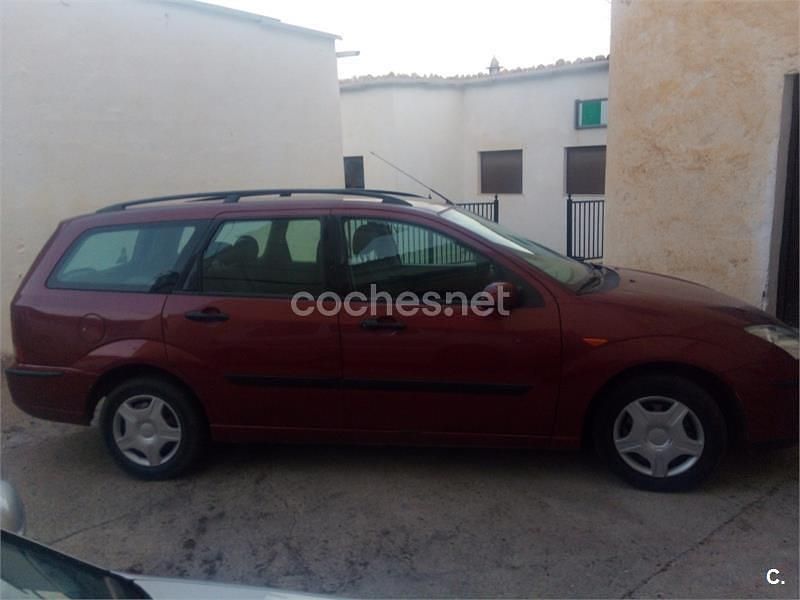 Usado Ford Focus Ghia 90 CV (66 kW) 2002 Granate Familiar