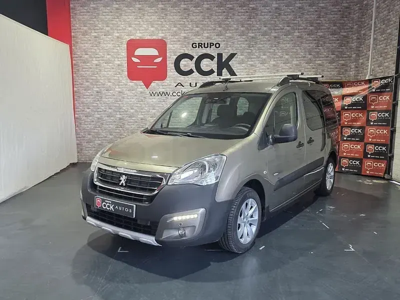 Usado Peugeot Partner Tepee Outdoor 120 CV (88 kW) 2018 Beige Monovolumen