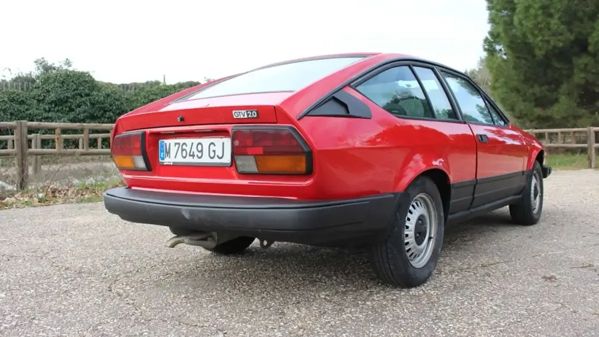 Usado Alfa Romeo GTV 131 CV (96 kW) 1985 Rojo Coupe