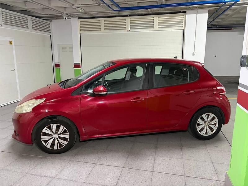 Rojo Usado 2014 Peugeot 208 Active Utilitario | 4900 € (Buen precio) - Imagen 1/4