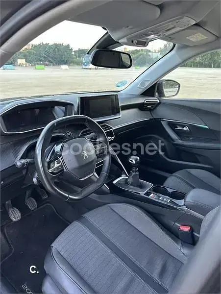 Usado Peugeot 2008 Active 100 CV (73 kW) 2022 Gris / plata SUV