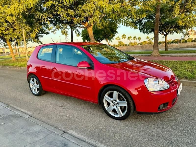 Rojo Usado 2006 VW Golf V Sportline Berlina | 4490 € (Precio justo) - Imagen 1/4