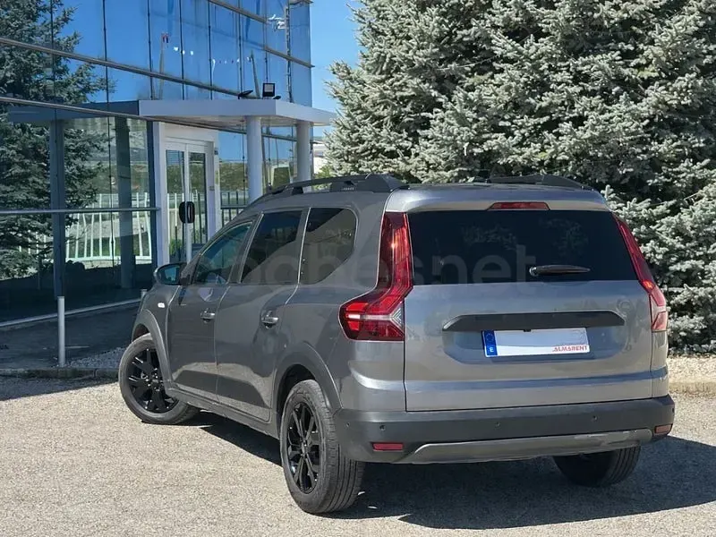 Usado Dacia Jogger Extreme 100 CV (73 kW) 2024 Gris / plata Monovolumen