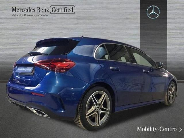 Usado Mercedes A180 AMG line 116 CV (85 kW) 2024 Azul espectra Utilitario