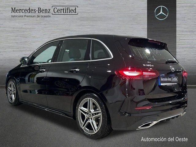 Usado Mercedes B180 AMG line 116 CV (85 kW) 2023 Negro noche Monovolumen