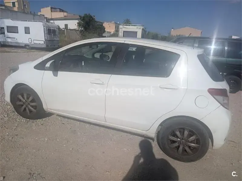 Usado Toyota Yaris Active 69 CV (50 kW) 2012 Blanco Utilitario