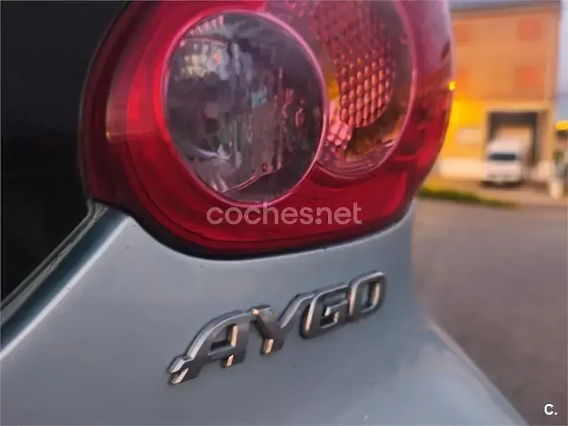 Usado Toyota Aygo 54 CV (39 kW) 2007 Azul Utilitario