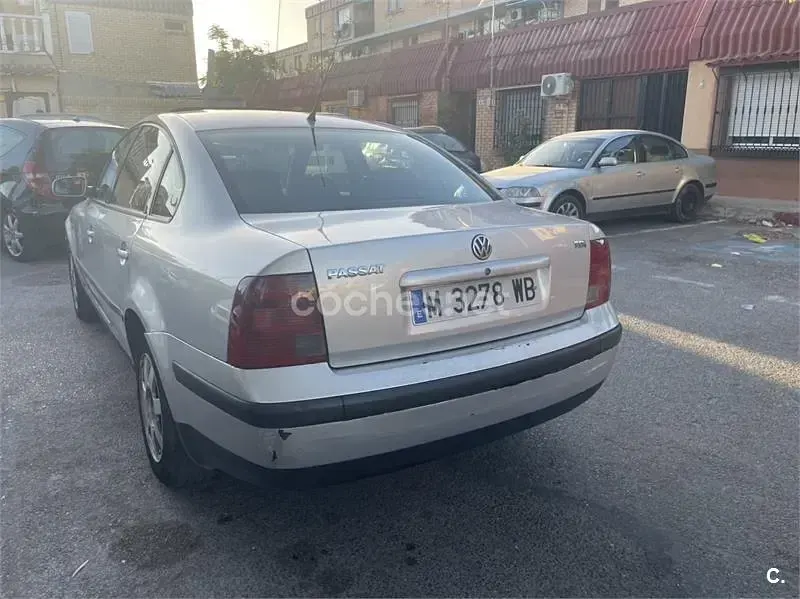 Usado VW Passat Comfortline 110 CV (80 kW) 1998 Gris / plata Familiar