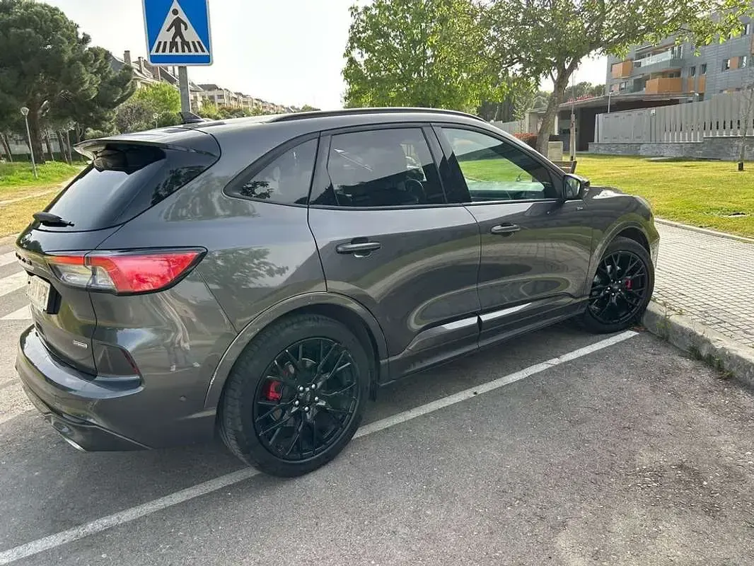 Usado Ford Kuga ST-Line 190 CV (139 kW) 2023 Gris / plata SUV