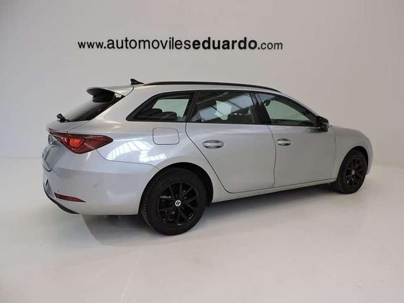 Usado Seat Leon Business 150 CV (110 kW) 2022 Plateado Familiar