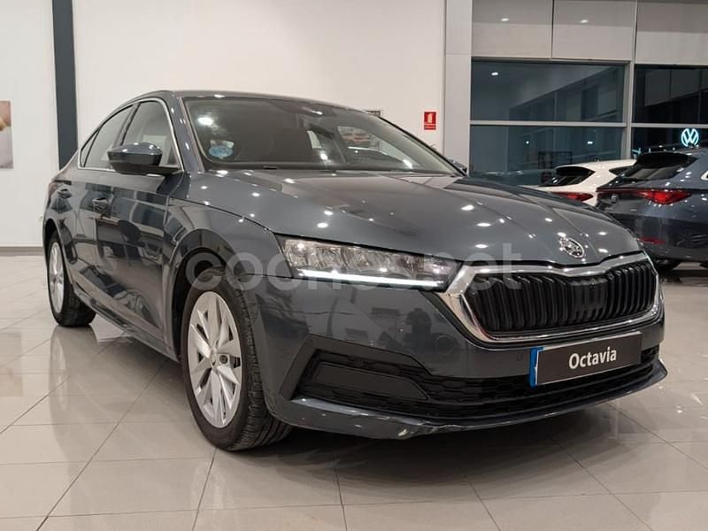 Gris / plata Usado 2021 Skoda Octavia Ambition Berlina | 17.900 € (Precio justo) - Imagen 1/4