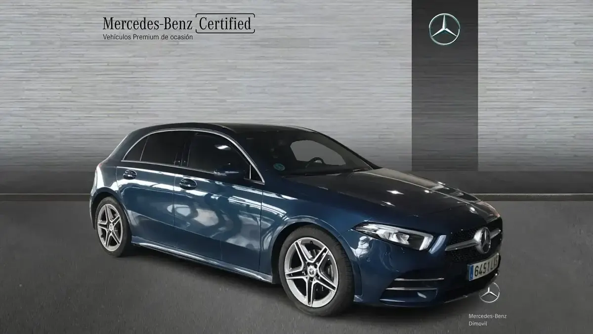 Usado Mercedes A180 AMG line 136 CV (100 kW) 2022 Azul denim Berlina